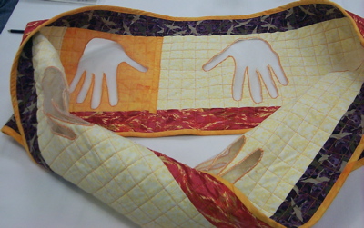 one side of the edge is purple, the other red; the hand rotates as it traverses the strip for easy comparability here