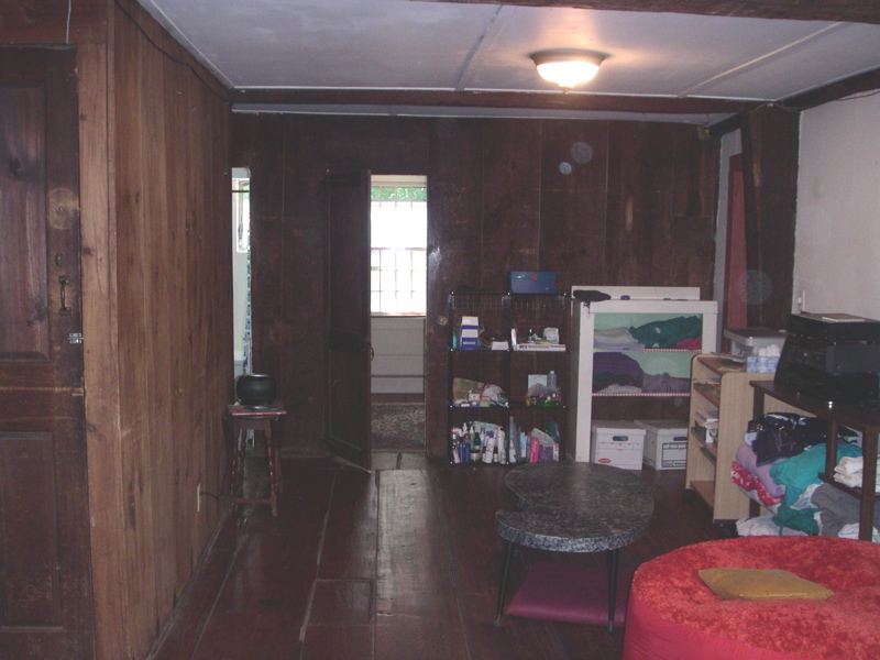 A long view of the rest of the room, with the entrance to the guest room in the middle